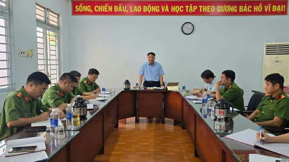 Đội Chữa cháy - CNCH khu vực 33 làm việc trực tiếp với UBND các phường liên quan công tác quản lý nhà nước về PCCC