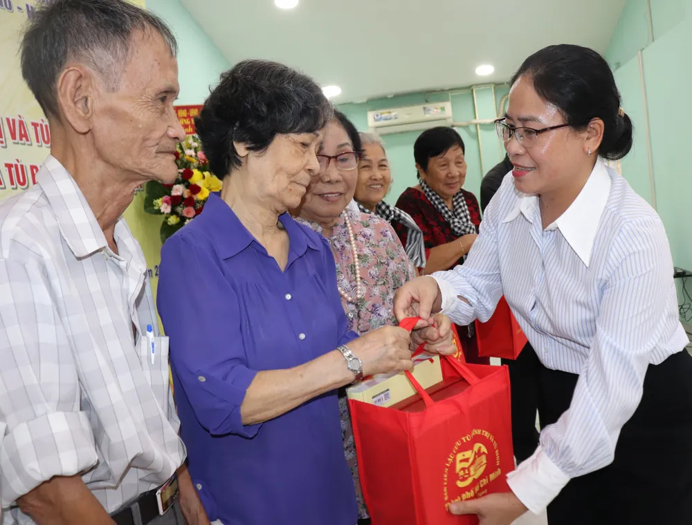 Phó Trưởng Ban Tuyên giáo và Dân vận TPHCM Nguyễn Thị Tuyết Minh trao quà cảm ơn các Trưởng Ban liên lạc Cựu tù chính trị và tù binh quận, huyện img-2984-896-2795.jpg