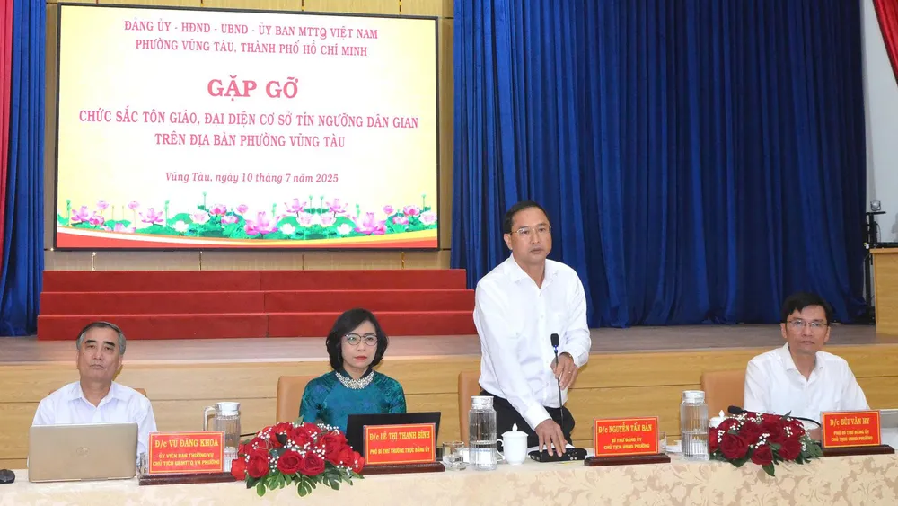 Đồng chí Nguyễn Tấn Bản, Bí thư Đảng ủy, Chủ tịch HĐND phường Vũng Tàu phát biểu tại buổi họp mặt 2.jpg