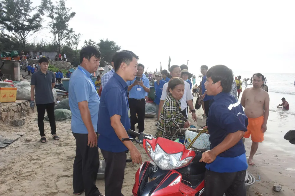 Lực lượng chức năng phường Rạch Dừa yêu cầu người bán hải sản di chuyển ra khỏi khu vực. Ảnh: QUANG VŨ 2.jpg