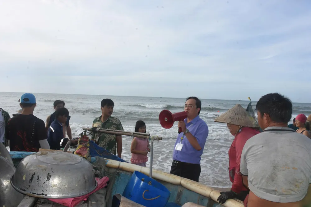 Phó Chủ tịch UBND phường Rạch Dừa Nguyễn Hữu Nam vận động người dân không tự phát họp chợ. Ảnh: QUANG VŨ 3.jpg