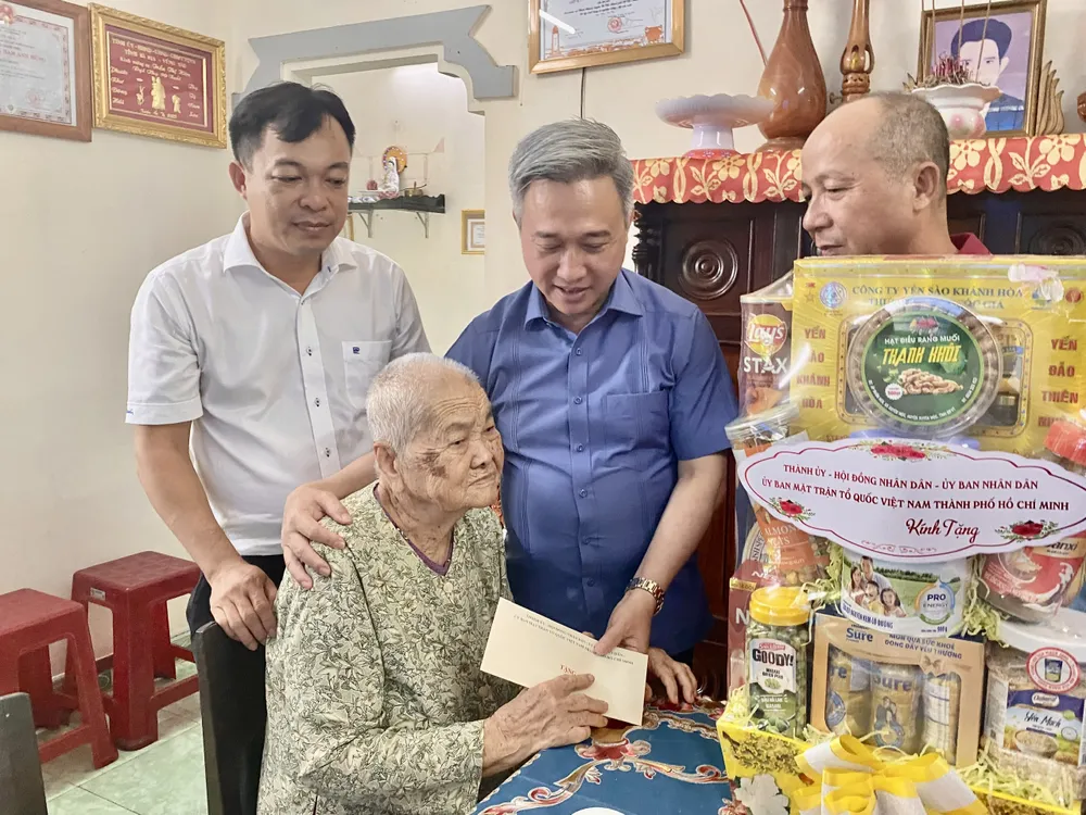 អនុលេខាគណៈកម្មាធិការបក្សទីក្រុងហូជីមិញ លោក Dang Minh Thong បានអញ្ជើញទៅសួរសុខទុក្ខ និងជូនអំណោយដល់មាតាបិតាជាតិវៀតណាម Tran Thi Hien។ រូបថត៖ PHU NGAN z6820353512013-b384339f3f6f1452ed09c2d12cbd515b-7490-7326.jpg