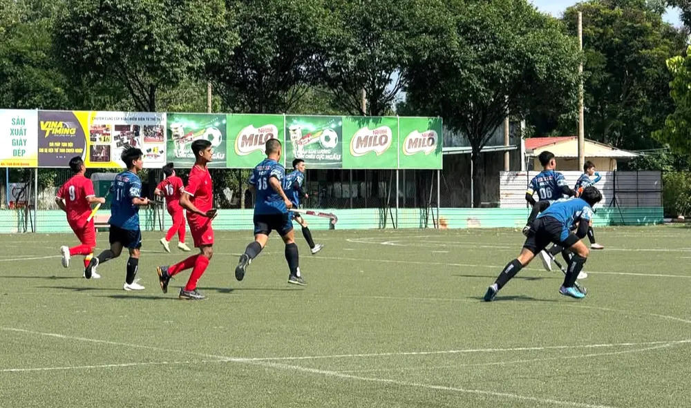 Trận đấu Hockey giao hữu quốc tế giữa đội tuyển Việt Nam và Singapore. Ảnh: TRƯỜNG HẢI CN6 A.jpg