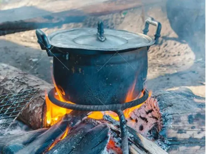 Sử dụng củi, than và các loại nhiên liệu thô sơ để nấu ăn, một thực trạng gây ô nhiễm không khí nghiêm trọng và đe dọa sức khỏe cộng đồng. Ảnh: tribuneonlineng.com o-nhiem-khong-khi.jpg