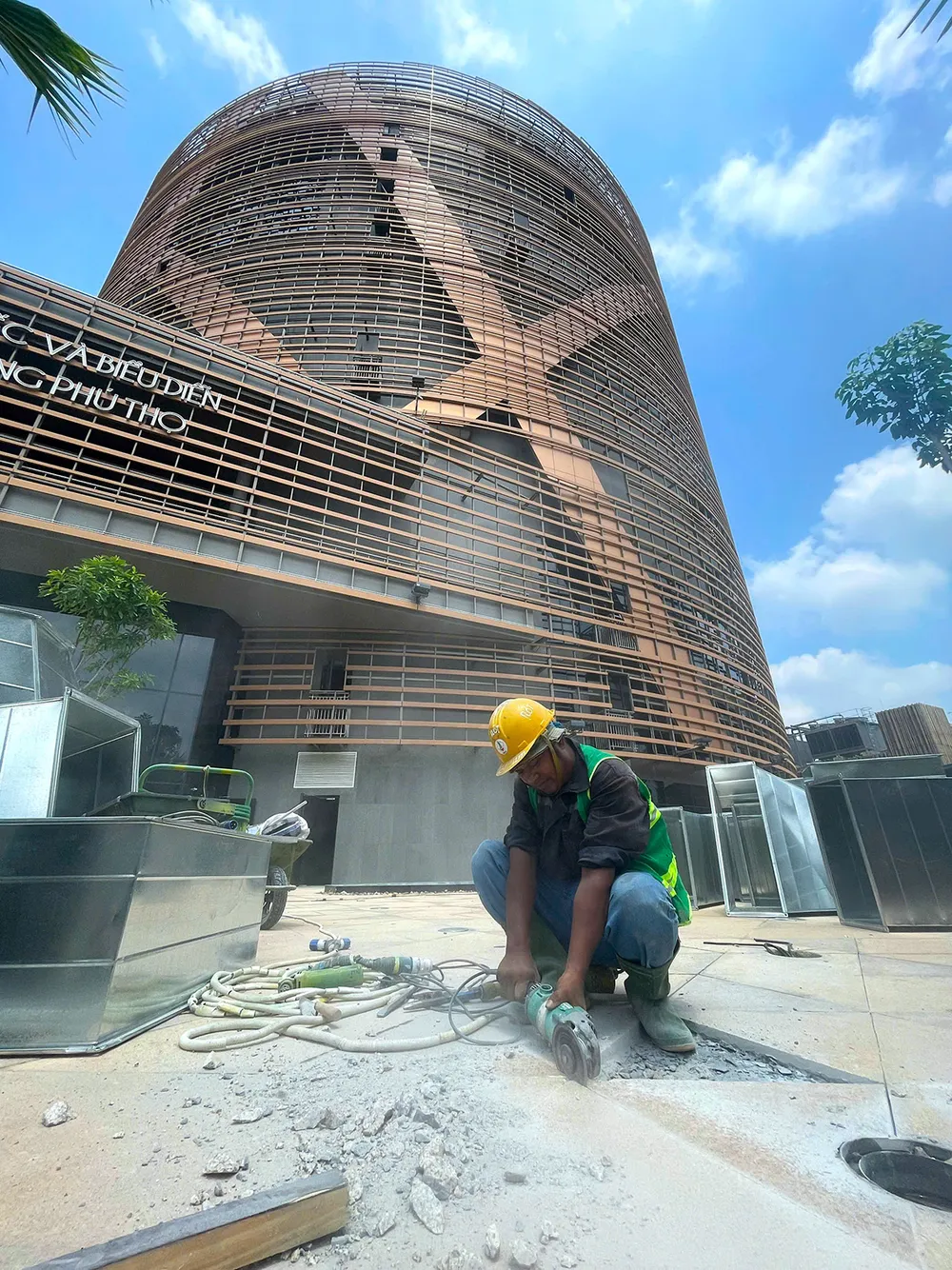 Thi công phần lát đá mặt tiền dự án PSA Anh2-13.jpg