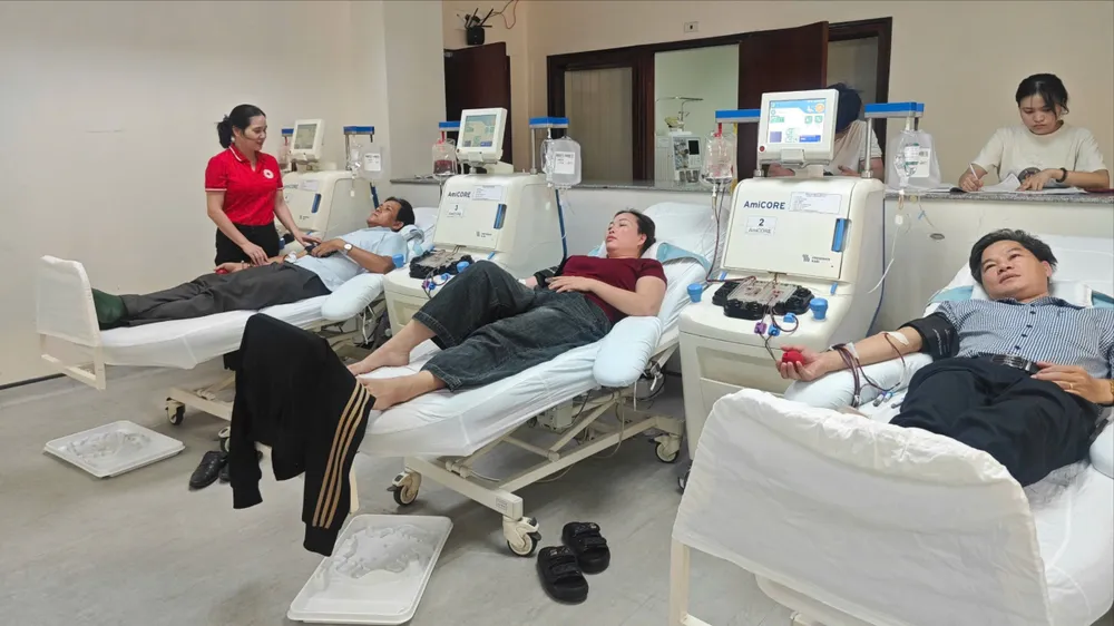 Các thành viên CLB Hiến tiểu cầu Hương Thủy tham gia hiến máu tại Trung tâm Huyết học - Truyền máu của Bệnh viện Trung ương Huế 1000041919.jpg