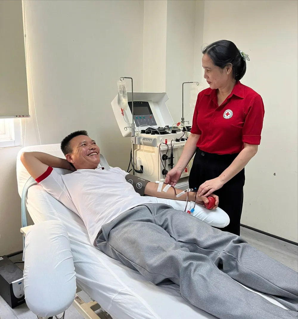Các thành viên CLB Hiến tiểu cầu Hương Thủy lặng lẽ trao tặng những đơn vị tiểu cầu tại Trung tâm Huyết học - Truyền máu của Bệnh viện Trung ương Huế 1000041920.jpg