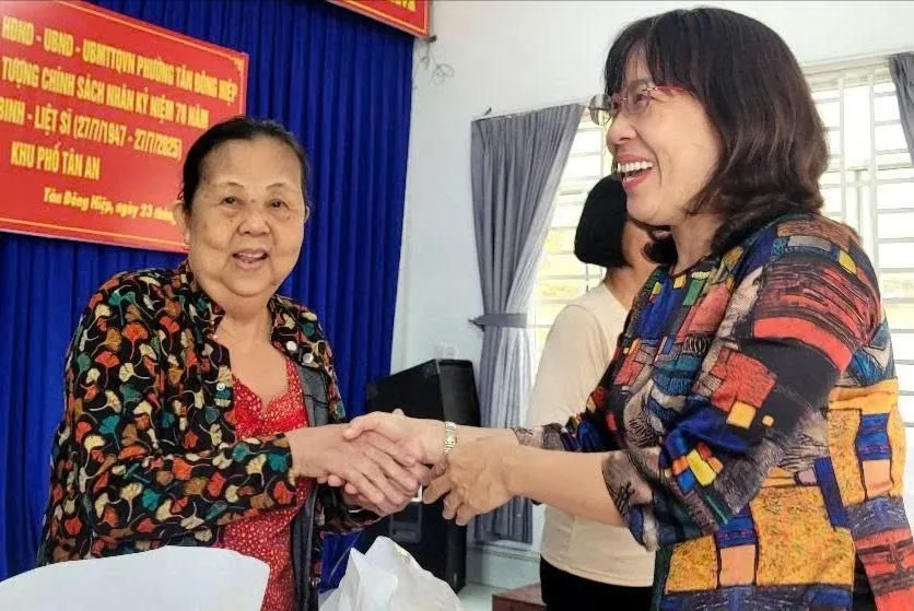 Bí thư Đảng ủy phường Tân Đông Hiệp Lê Thị Mai Thi tặng quà gia đình chính sách 1000028703.jpg