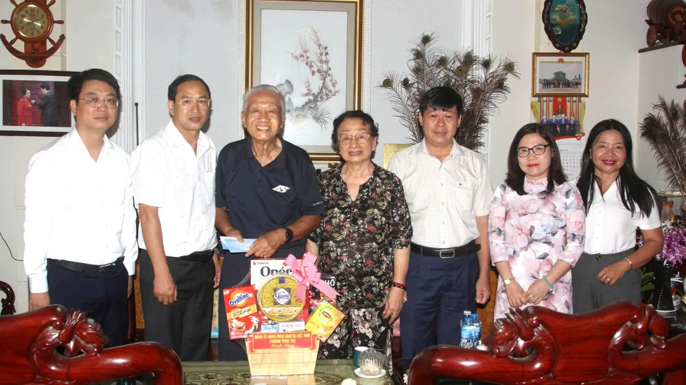 Đồng chí Nguyễn Tấn Bản, Bí thư Đảng ủy, Chủ tịch HĐND phường Vũng Tàu tặng quà đồng chí Trần Văn Khánh, nguyên Bí thư Tỉnh ủy Bà Rịa - Vũng Tàu, người hoạt động kháng chiến bị địch bắt tù đày, thương binh 2/4