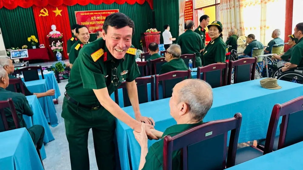Thượng tá Đoàn Xuân Sơn, Bí thư Đảng ủy, Chính ủy Trung đoàn Minh Đạm thăm hỏi thương binh, bệnh binh tại Trung tâm điều dưỡng thương binh và người có công Long Đất Ảnh 2 thuong binh.jpg