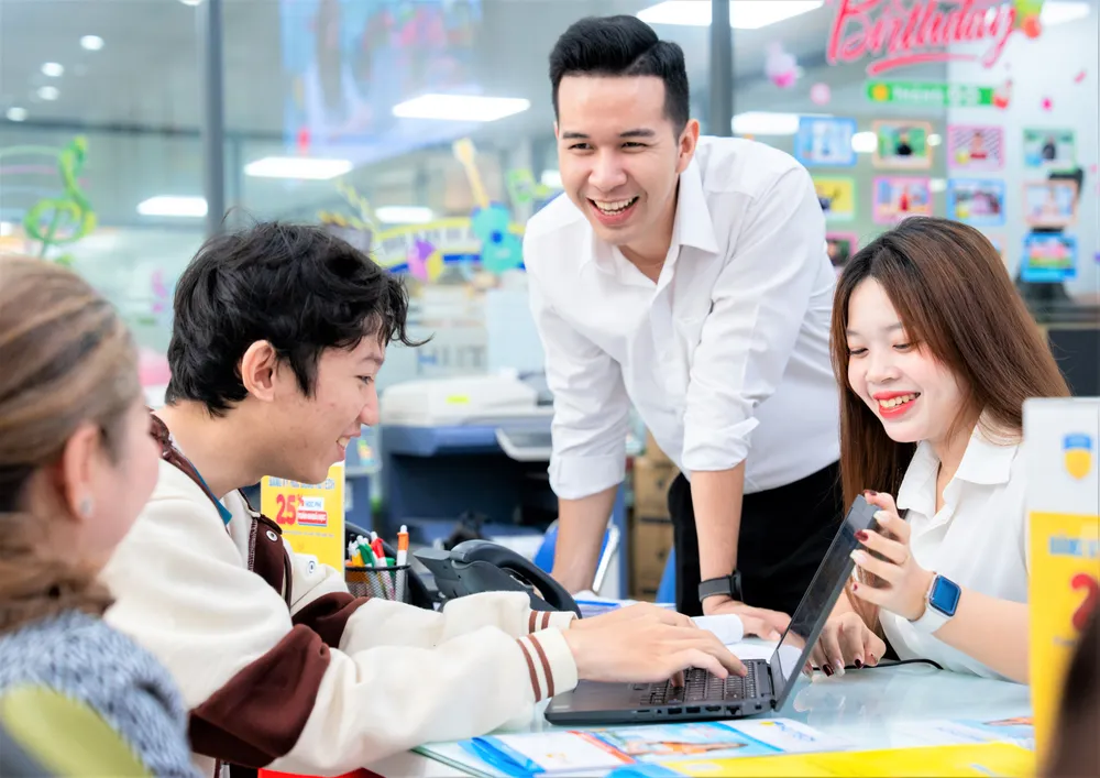 Cán bộ tuyển sinh Trường ĐH Công nghệ TPHCM hướng dẫn thí sinh đăng ký xét tuyển trên Hệ thống tuyển sinh chung của Bộ GD-ĐT. Ảnh: THANH HÙNG dsc09225-6373-2366.jpg