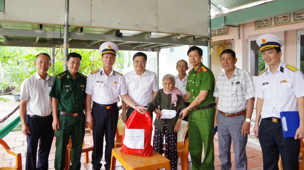 Đồng chí Nguyễn Tấn Cường, Bí thư Đảng ủy, Chủ tịch HĐND xã Long Sơn thăm, tặng quà bà Lê Thị Bi (người hoạt động kháng chiến, ở thôn 3, xã Long Sơn) anh 1 liet si.jpg