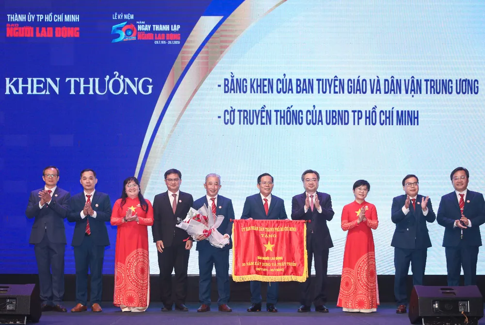 Phó Bí thư Thường trực Thành ủy TPHCM Nguyễn Thanh Nghị trao cờ truyền thống của UBND TPHCM đến tập thể Báo Người Lao Động hinh-2-4846-8002.jpg