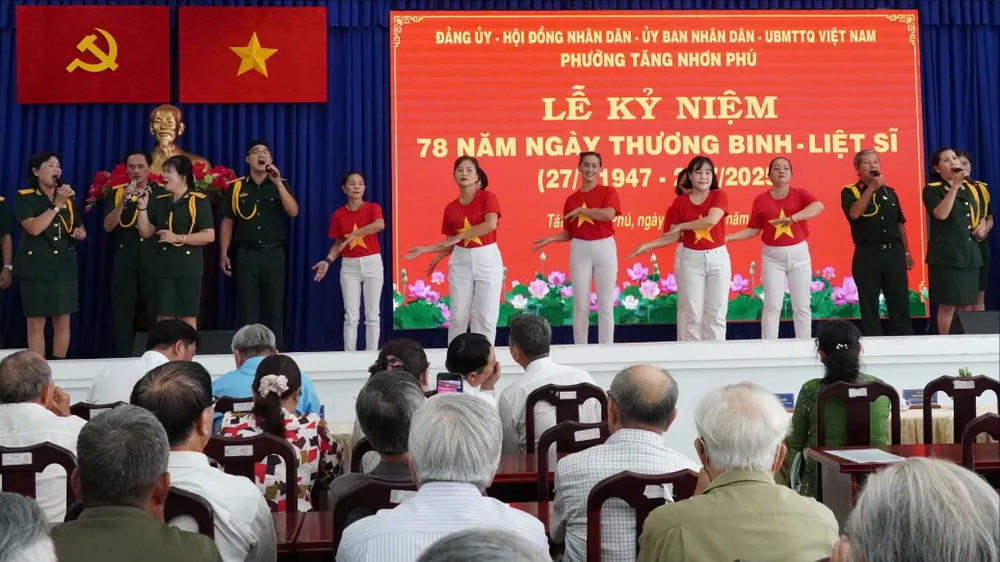 Chương trình văn nghệ tại lễ kỷ niệm 78 năm Ngày Thương binh - Liệt sĩ phường Tăng Nhơn Phú. Ảnh: THU HƯỜNG Tang Nhon Phu 2.jpg