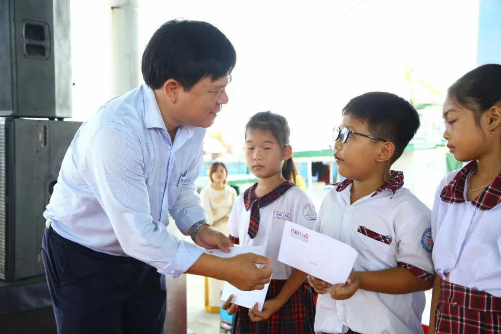 Ông Lê Minh Cường, Tổng Thư ký Tòa soạn Báo Pháp Luật TPHCM trao học bổng đến các em học sinh ở Huế 39930311-ad3d-44dc-be1f-8f37941f5289.jpg