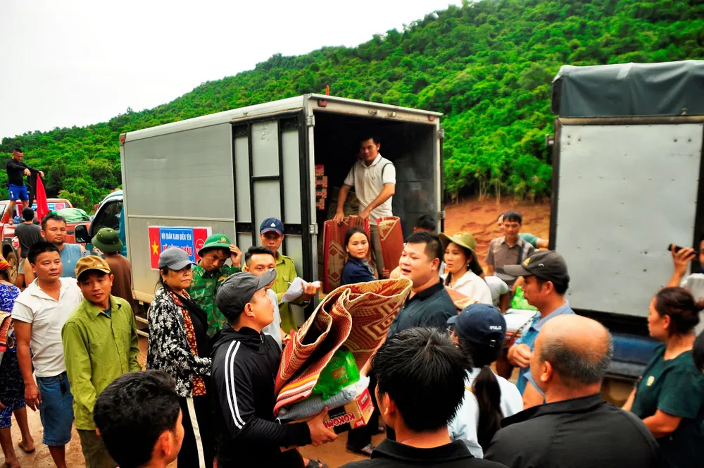 Nhiều đoàn cứu trợ trao quà chia sẻ cùng bà con vùng lũ bản Xiềng Tắm. Ảnh: Hồ Văn Ngợi 526847865_1098348428905418_1689246640122385904_n.jpg