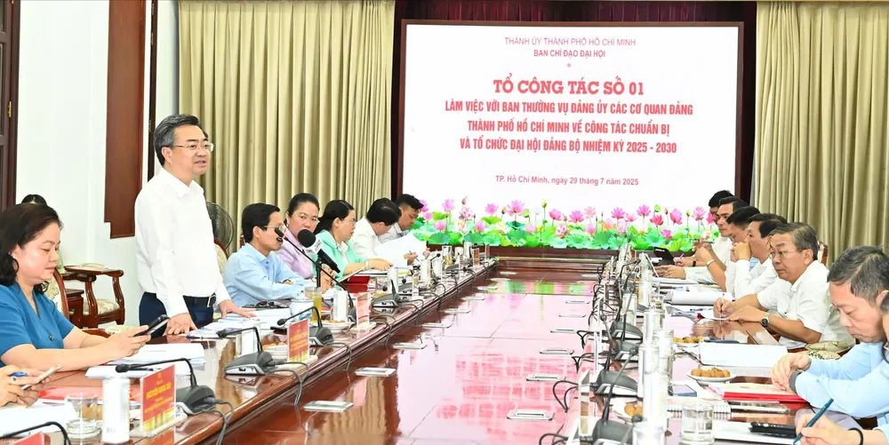 Tổ Công tác số 1 Ban Chỉ đạo đại hội của Thành ủy làm việc với Ban Thường vụ Đảng ủy các cơ quan Đảng TPHCM về công tác chuẩn bị và tổ chức đại hội. Ảnh: VIỆT DŨNG acf1519b15a69cf8c5b7-5353-1795.jpg