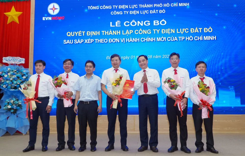 Lãnh đạo Tổng Công ty Điện lực TPHCM và địa phương trao các quyết định, tặng hoa chúc mừng ban lãnh đạo Công ty Điện lực Đất Đỏ quyet dinh 2.jpg