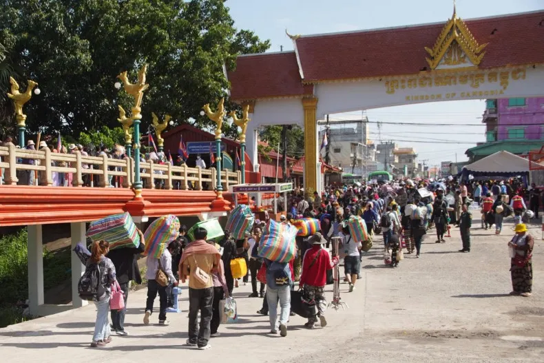 Người Campuchia di chuyển qua cửa khẩu biên giới huyện Pong Nam Ron. tỉnh Chanthaburi, Thái Lan. Ảnh: BAN LAEM BORDER MARKERT/BANGKOK POST 4-6187-9815.jpeg