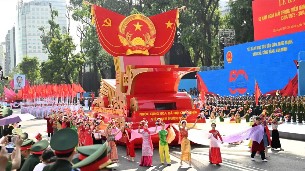 Khối diễu hành nghệ thuật tại lễ Kỷ niệm 50 năm Ngày Giải phóng miền Nam, thống nhất đất nước