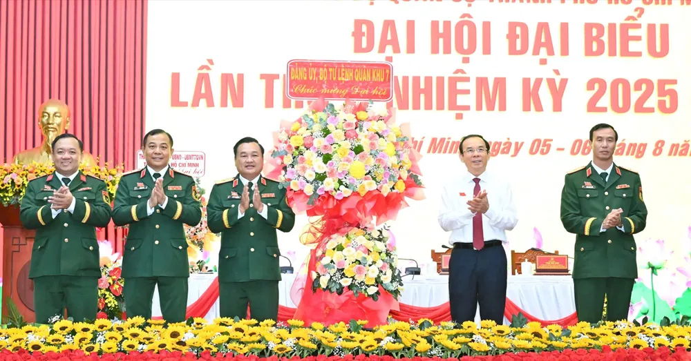 Đảng ủy, Bộ Tư lệnh Quân khu 7 tặng hoa chúc mừng đại hội. Ảnh: VIỆT DŨNG z6878133826482-256461f154007d30ccdfc5d64c4d96a4-325-2153.jpg