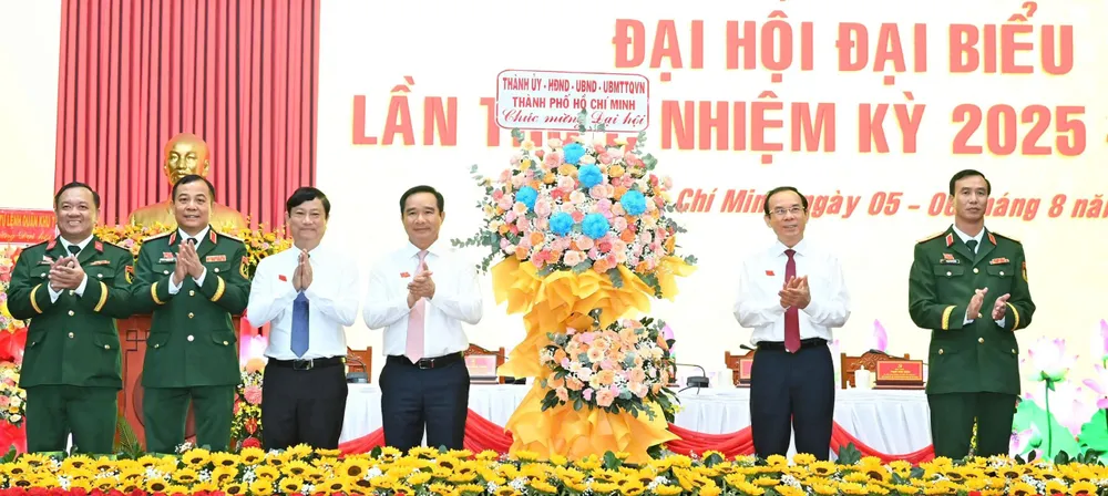 Thành ủy - HĐND - UBND - Ủy ban MTTQ Việt Nam TPHCM tặng hoa chúc mừng đại hội. Ảnh: VIỆT DŨNG z6878133904707-ce3ad143c2cfed6051d223ae697f2505-4796-8833.jpg