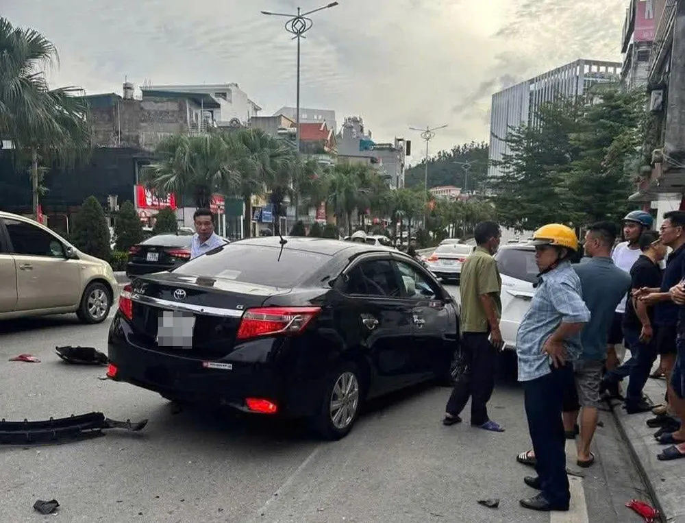 Hiện trường vụ tai nạn liên hoàn do ông L.T.C điều khiển xe ô tô 14A gây ra 1.jpg