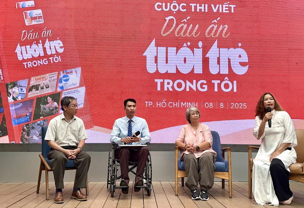 Các tác giả đoạt giải giao lưu tại chương trình. Từ trái qua: Nguyễn Mạnh Huy, Đặng Hoàng An, Lâm Minh Trang và nhà báo Cát Khuê 1.jpg