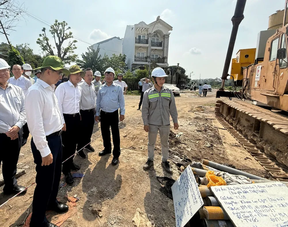 Phó Chủ tịch UBND TPHCM chỉ đạo Sở NN-MT sớm hoàn chỉnh báo cáo chi tiết toàn bộ công tác GPMB. Ảnh: QUỐC HÙNG 8c1-1996-1274.jpg
