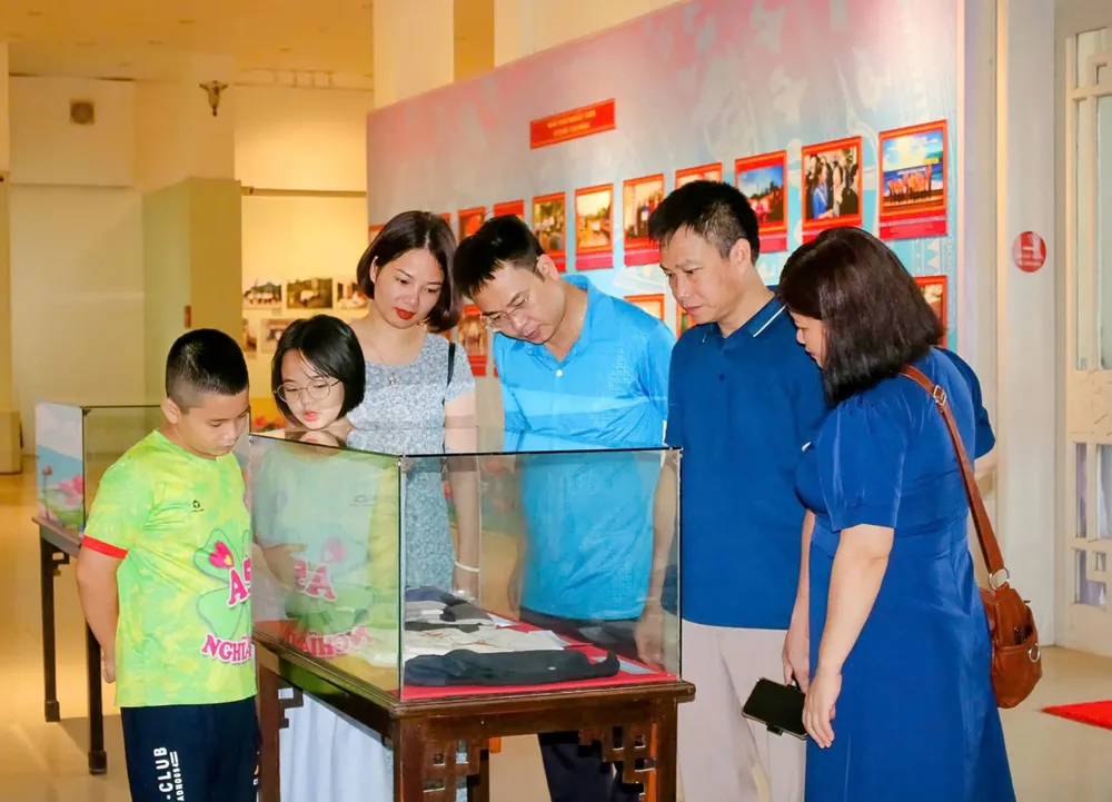 Người dân tham quan tại Bảo tàng Côn Đảo K3a.jpg