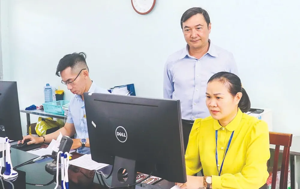 Đồng chí Vũ Anh Tuấn, Bí thư Đảng ủy phường Hiệp Bình (TPHCM), theo sát hoạt động của cán bộ, công chức Trung tâm Phục vụ hành chính công của phường. Ảnh: CẨM TUYẾT K3b.jpg