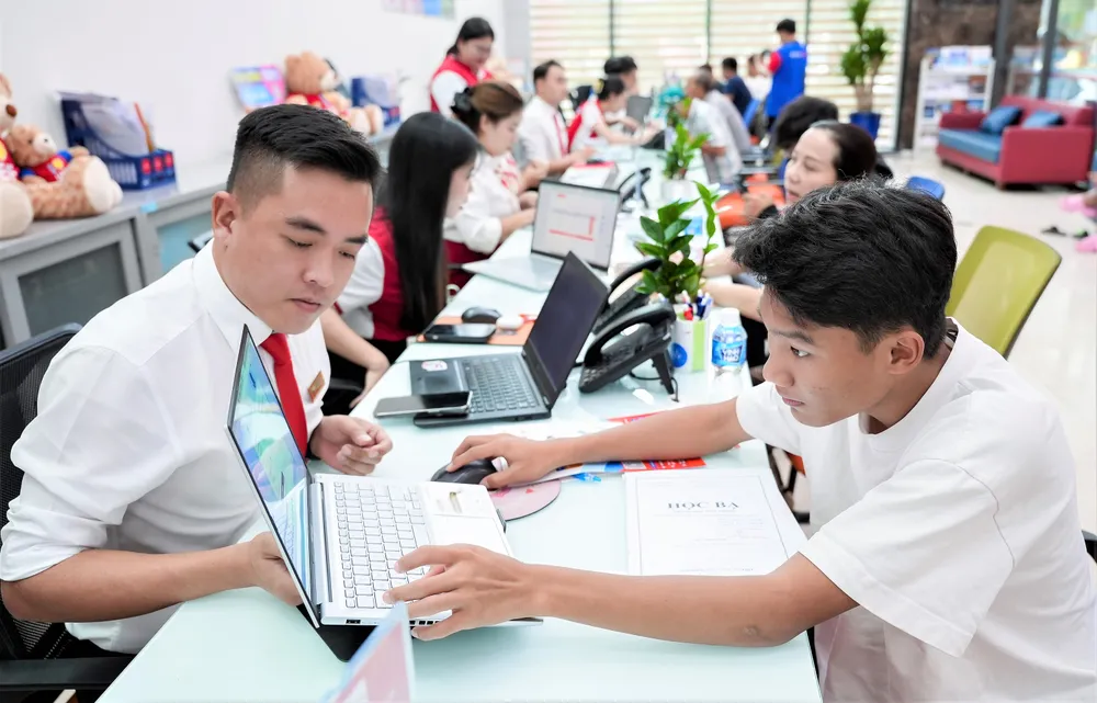 Cán bộ tuyển sinh Trường ĐH Kinh tế - Tài chính TPHCM hướng dẫn thí sinh kiểm tra thông tin đăng ký trên Hệ thống tuyển sinh chung của Bộ GD-ĐT. Ảnh: THANH HÙNG K4a.jpg