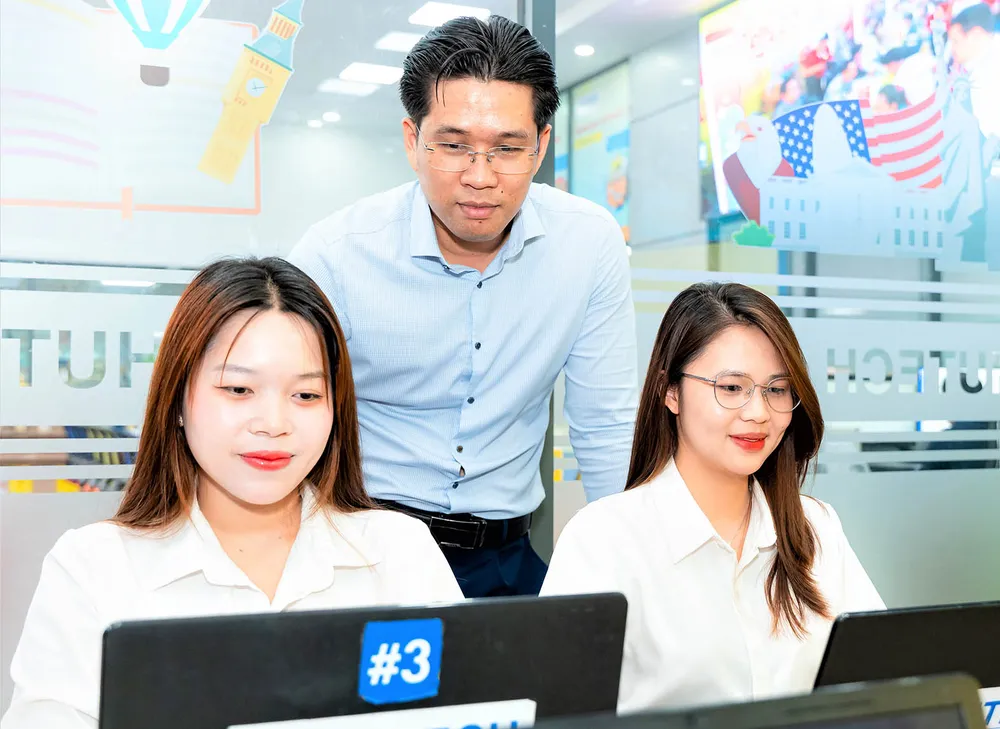 Cán bộ tuyển sinh Trường ĐH Công nghệ TPHCM rà soát dữ liệu thí sinh đăng ký xét tuyển vào trường để chuẩn bị cho công tác lọc ảo, xét tuyển toàn quốc. Ảnh: THANH HÙNG K4E.jpg