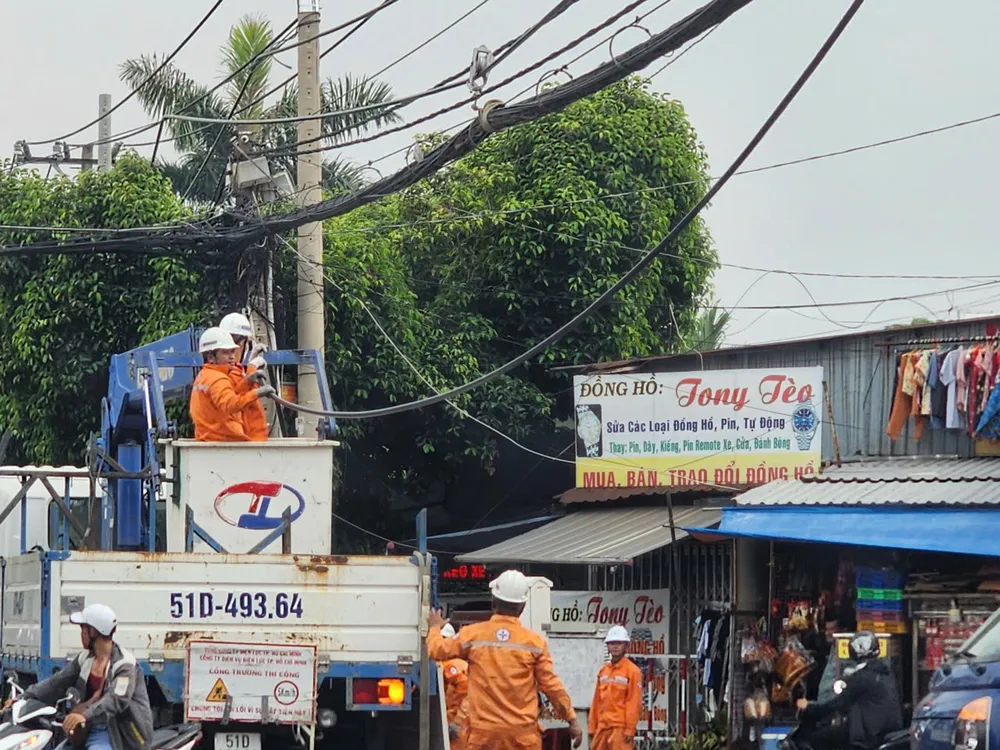 Nhân viên điện lực TPHCM gia cố lưới điện tại phường Tân Thới Hiệp K5a.jpg