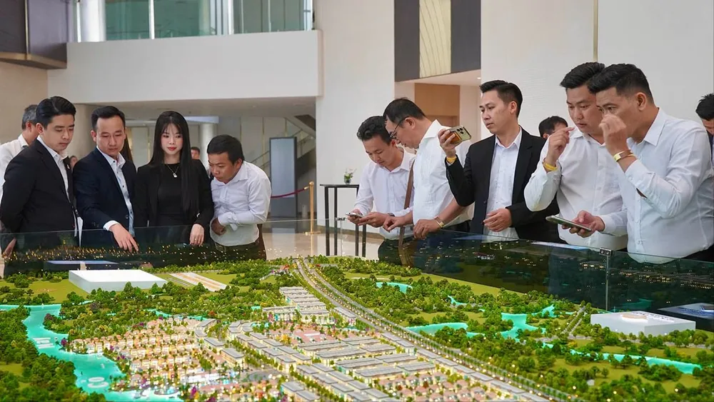 Người dân tìm hiểu một dự án bất động sản tại xã Long Điền, TPHCM. Ảnh: Hoàng Hùng K7b.jpg