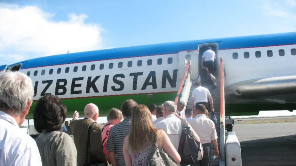 Hành khách lên máy bay ở Uzbekistan. Ảnh: RFE K8A.jpg