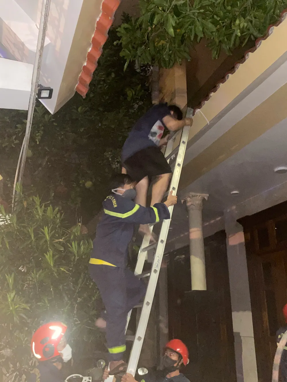 Cảnh sát giải cứu những người bị mắc kẹt trong đám cháy z6904921322362-287687de78d358d4cb7d3de3ac56b6cb-622-4937.jpg