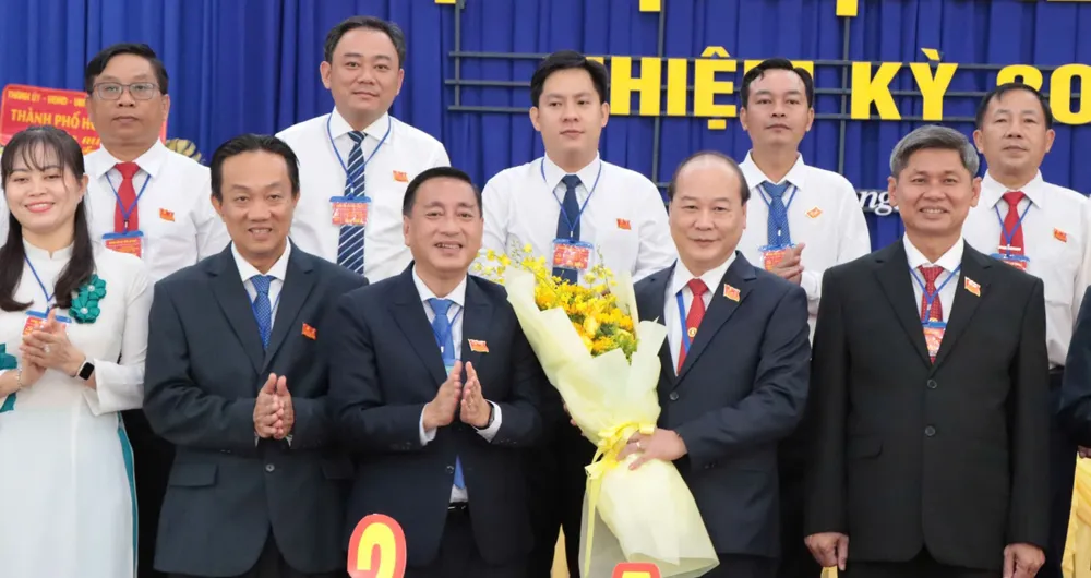 Đồng chí Phạm Thành Kiên chúc mừng Ban Chấp hành Đảng bộ xã Tân An Hội 1.jpg