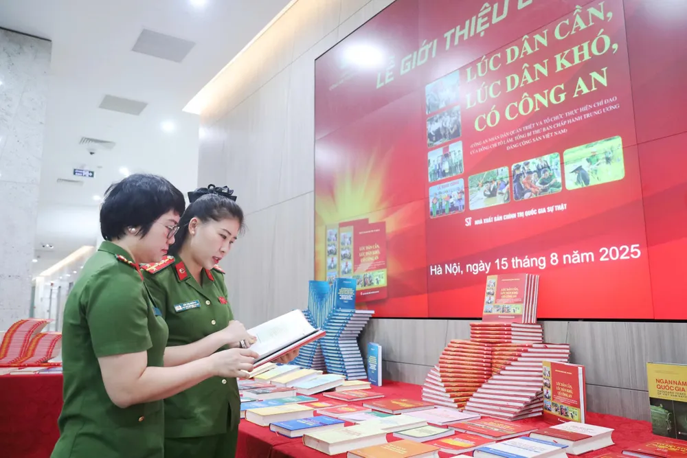 Khu vực trưng bày sách về lực lượng CAND c4f5a8b0-70a2-4eea-ad42-e8cc2394bf74-1654-3163.jpg