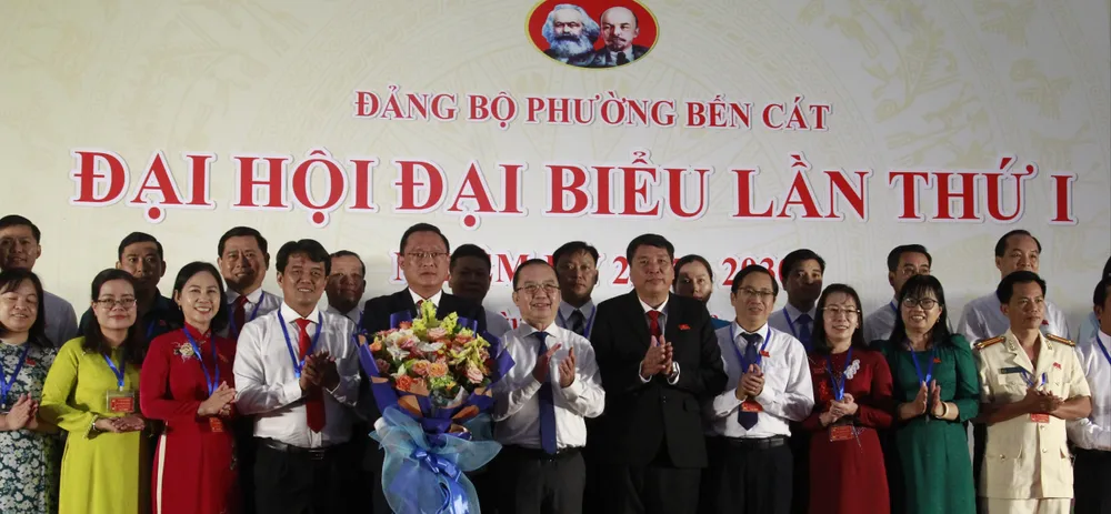 Các đồng chí lãnh đạo TPHCM chúc mừng Ban Chấp hành Đảng bộ phường Bến Cát mg-1938-1290-3972.jpg