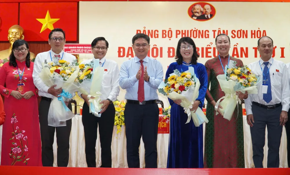 Đồng chí Nguyễn Mạnh Cường tặng hoa chúc mừng Ban Chấp hành Đảng bộ phường Tân Sơn Hòa z6909403684226-c0305d97b91527ab11fe614ff52bcd41-341-9447.jpg