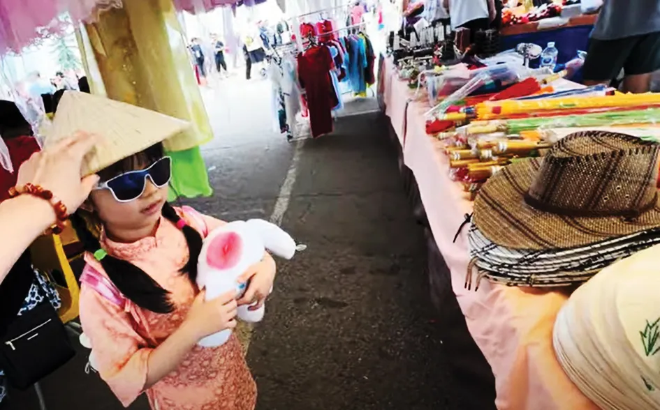 Trẻ em thử nón lá Việt Nam trong lễ hội Heritage Festival 2025, Canada CN8d.jpg
