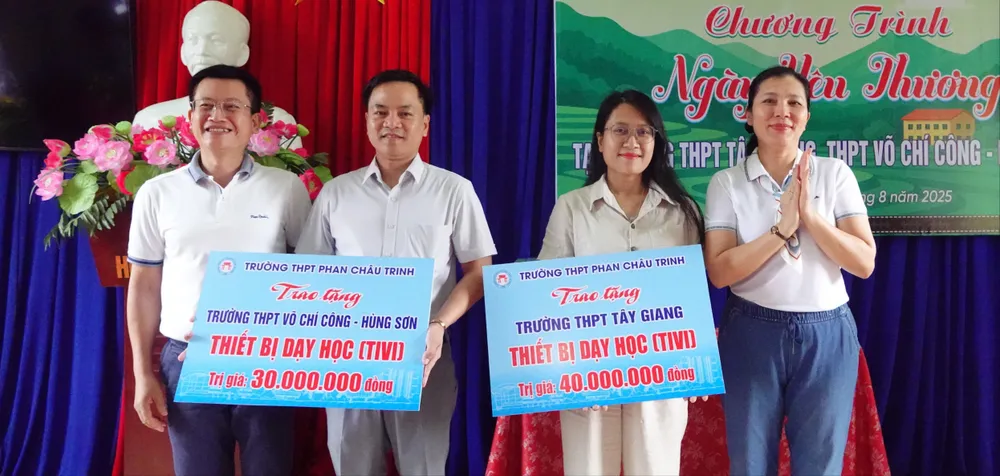Đại diện trường THPT Phan Châu Trinh hỗ trợ thiết bị dạy học cho trường THPT Tây Giang và THPT Võ Chí Công. Ảnh: XUÂN QUỲNH dsc03625-9267-9287.jpg