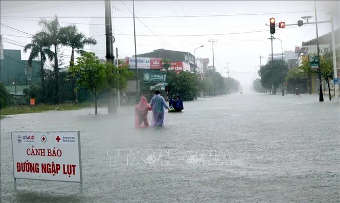 Nước ngập sâu các tuyến phố ở thành phố Hà Tĩnh. Ảnh tư liệu: TTXVN Nước ngập sâu các tuyến phố ở thành phố Hà Tĩnh. Ảnh tư liệu: TTXVN