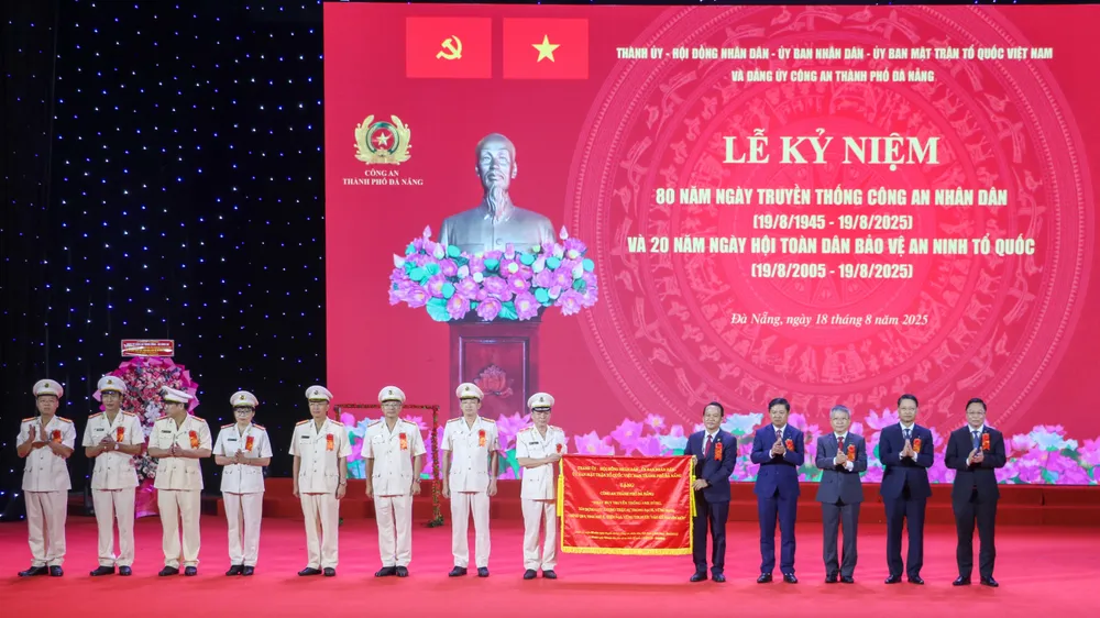 Lãnh đạo TP Đà Nẵng tặng trao tặng Bức trướng cho Công an TP Đà Nẵng. Ảnh: XUÂN QUỲNH