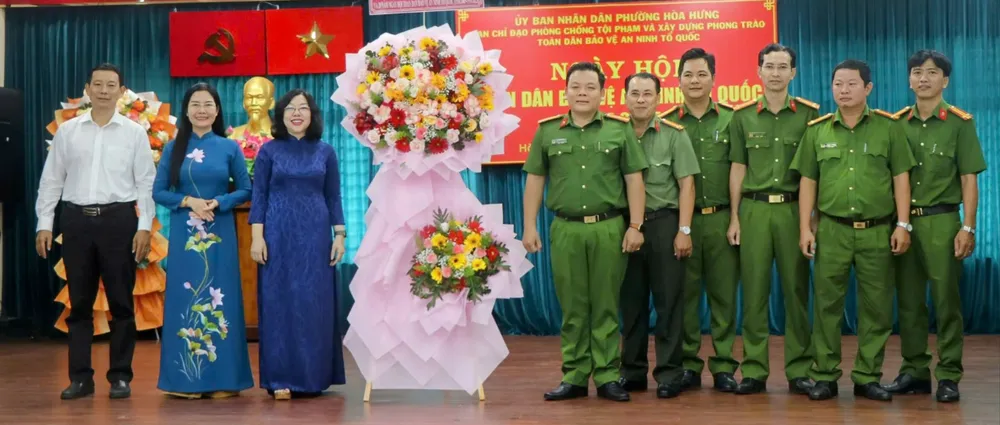 Lãnh đạo phường Hòa Hưng tặng hoa chúc mừng ngày hội img-20250818-184845-4826-8615.jpg