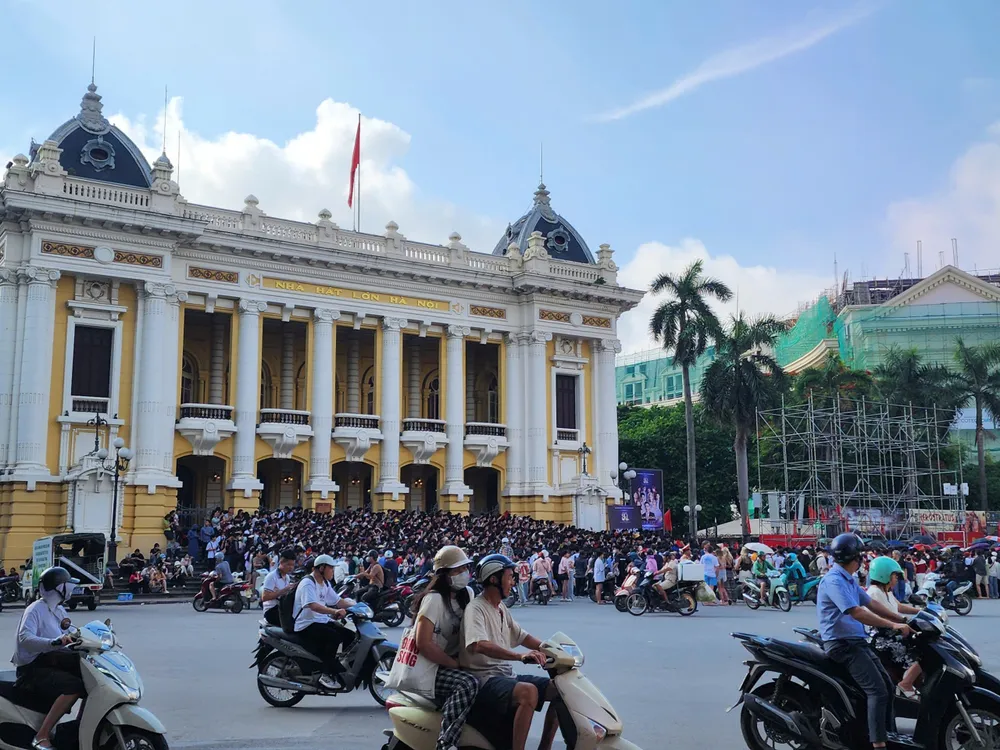Lượng khán giả đổ về Nhà hát Lớn để vé concert “Việt Nam trong tôi”, sáng 20-8 4599076837099635142-9224-9117.jpg