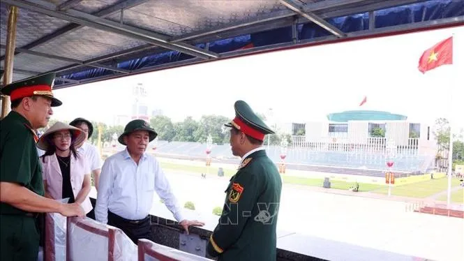Thường trực Ban Bí thư Trần Cẩm Tú kiểm tra công tác chuẩn bị lễ kỷ niệm 80 năm Cách mạng Tháng Tám và Quốc khánh 2-9 tại khu vực Lăng Chủ tịch Hồ Chí Minh, Quảng trường Ba Đình. Ảnh: TTXVN