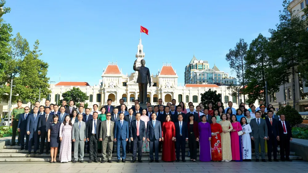 党中央委員、副首相、外務大臣のブイ・タン・ソン同志、党中央委員、市党委員会副書記、ホーチミン市人民委員会委員長のグエン・ヴァン・ドゥオック同志と代表団は、ホーチミン主席を偲んで献花した。写真:DUNG PHUONG 1.jpg
