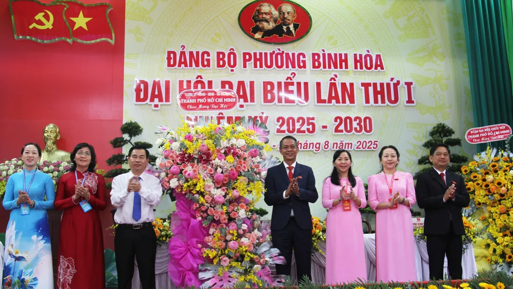 Đồng chí Nguyễn Văn Minh chúc mừng đại hội. Ảnh: XUÂN TRUNG 1.jpg